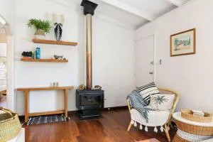 Peaceful and Renovated Original Beach House with Sweeping Views of Gracetown - Gracetown