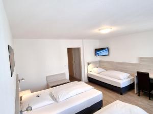 Triple Room with Bathroom room in Adler Hotel Frankfurt
