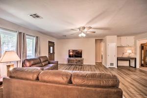 Cozy Stigler Escape, Walk to Lake Eufaula!