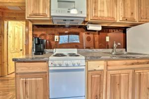 Cozy Creekside Cabin about 24 Mi to Red River!