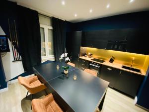 Appartements Capsule le temps suspendu balneo & home cinema & billard : photos des chambres