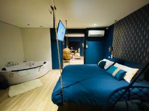 Appartements Capsule Temps suspendu - balneo, home cinema & billard : photos des chambres