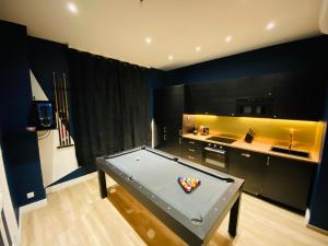 Appartements Capsule le temps suspendu balneo & home cinema & billard : photos des chambres