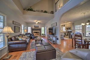 Blue Ridge Mtn Escape Home with Deck and Fire Pit!