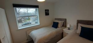 Hawksworth House in Chelmsley Wood, Birmingham near Solihull, near the NEC, HS2, JLR, Bear Grylls Centre, Resorts World and Birmingham airport, with a garage and free parking, great for families and contractors