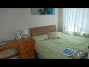 Room in Guest room - Double Room private shower room deg-yr - West Drayton