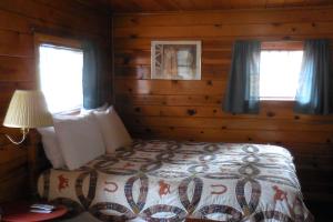 Deluxe Queen Cabin room in Elkhorn Lodge