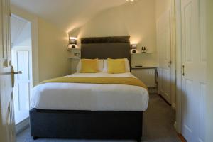 Single Room with Garden View room in The Waterfront