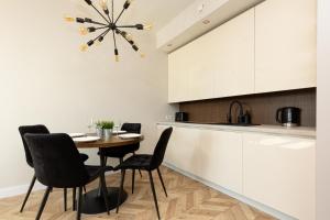 Platinum Towers Apartment with Parking by Renters Prestige