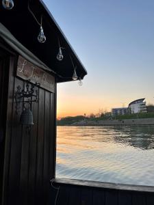 Bateaux-hotels Logement insolite La Toue Cabanee centre ville : photos des chambres