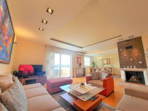 SEA VIEW- spacious apartment with shared pool