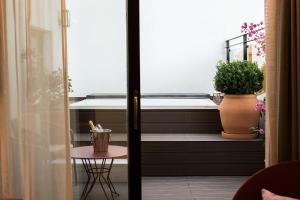 Deluxe Apartment with jacuzzi room in Suites Murillo Plaza Sta. Cruz