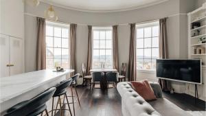 The Portland Apartment - Georgian Building with parking - 4-star hotels in Bath