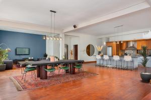 Inner City New York Style Loft, Pool Table