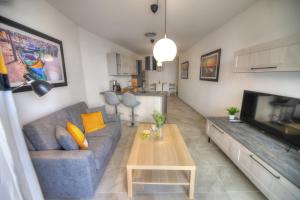 Bright and beautifully furnished apartment close to seafront BFRA1-2