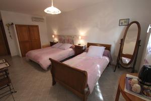 B&B / Chambres d'hotes CLOS DE LA FONT : Chambre Triple avec Terrasse