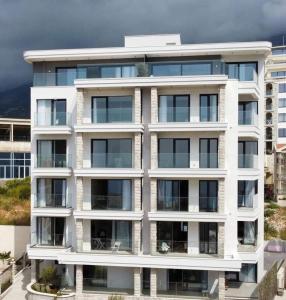 Modern Two Bedroom Apartment with Partial Sea View, Pool and Parking