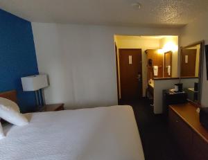 Queen Room with Two Queen Beds - Non-Smoking room in Rodeway Inn University Pocatello
