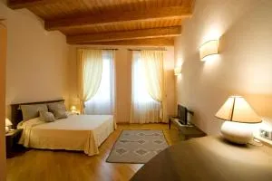 阿祖尼广场18号旅馆 - 萨萨里