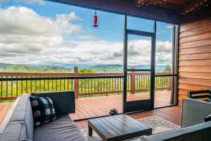 Game Rooms and Views Spacious Mtn Cabin in Murphy!