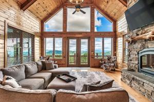 Game Rooms and Views Spacious Mtn Cabin in Murphy!