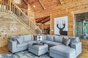 Game Rooms and Views Spacious Mtn Cabin in Murphy!