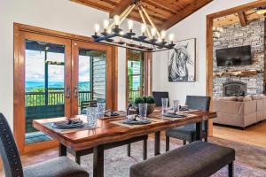 Game Rooms and Views Spacious Mtn Cabin in Murphy!