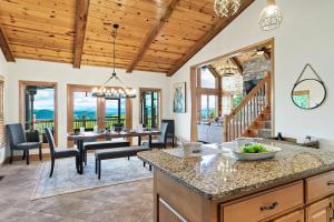 Game Rooms and Views Spacious Mtn Cabin in Murphy!