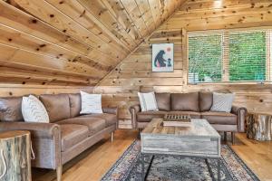 Game Rooms and Views Spacious Mtn Cabin in Murphy!