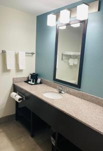Standard King Room room in Days Inn & Suites by Wyndham Foley