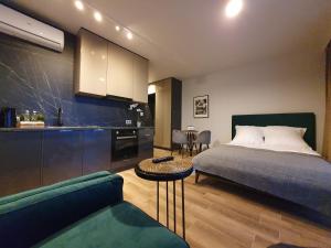 APARTAMENT W CHMURACH- 15 PIĘTRO OSIEDLE TYSIĄCLECIA- parking w hali garażowej, wielki taras z widokiem na zachód słońca