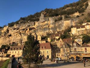 Appartements LA MAISON VALENTIN AU COEUR DE LA CITE MEDIEVALE : photos des chambres