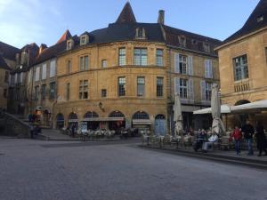 Appartements LA MAISON VALENTIN AU COEUR DE LA CITE MEDIEVALE : photos des chambres