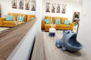 - LUJO - Parking, Maquina Arcade, Wifi y Netflix