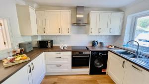 Damson Cottage - Peaceful location, charming communal orchard & private patio garden