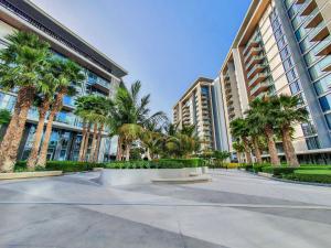 Elegant 3 bedroom plus maid on Bluewaters 210