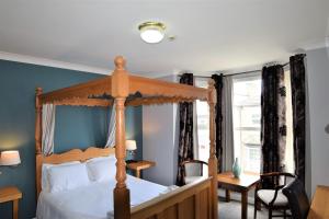 Four-poster Double with Spa Bath room in Dovedale Hotel and Restaurant