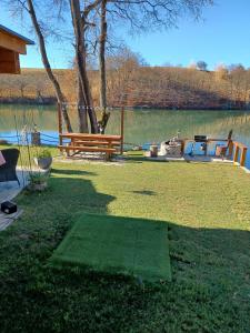 Chata pri jazere - relax vo vírivke