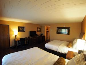 Queen Room with Two Queen Beds with Balcony room in Evergreen Resort