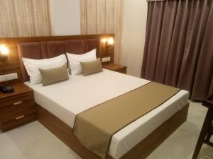 Hotel Mumbai House,LIG Square