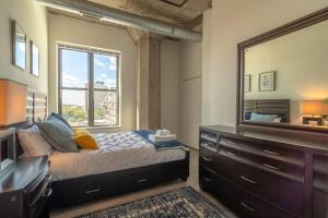 McCormick Place luxurious and spacious 3br-2ba in Downtown Chicago with optional parking for 10 guests