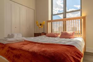 McCormick Place luxurious and spacious 3br-2ba in Downtown Chicago with optional parking for 10 guests