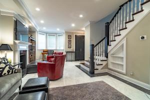 Luxurious Gold Coast 4BR 4-Story Villa with Parking Sleeps 12 Guests