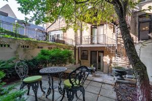 Luxurious Gold Coast 4BR 4-Story Villa with Parking Sleeps 12 Guests