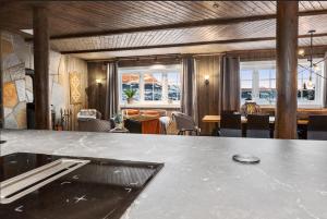 Skeikampen cabin with mountain view, jacuzzi, and 8 bedrooms