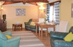 Maisons de vacances Cozy Home In Savigvac-Ledrier With Wifi : photos des chambres