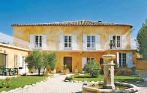 Maisons de vacances Nice home in LIsle sur la Sorgue with 6 Bedrooms and Outdoor swimming pool : photos des chambres