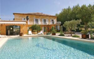 Maisons de vacances Nice home in LIsle sur la Sorgue with 6 Bedrooms and Outdoor swimming pool : photos des chambres