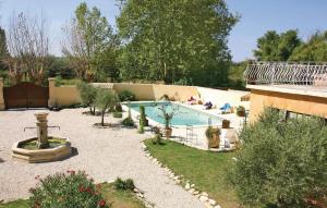 Maisons de vacances Nice home in LIsle sur la Sorgue with 6 Bedrooms and Outdoor swimming pool : photos des chambres