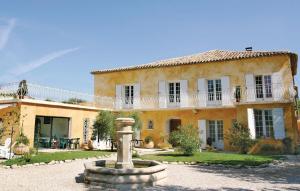 Maisons de vacances Nice home in LIsle sur la Sorgue with 6 Bedrooms and Outdoor swimming pool : photos des chambres